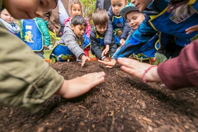 Kinder am Beet bei