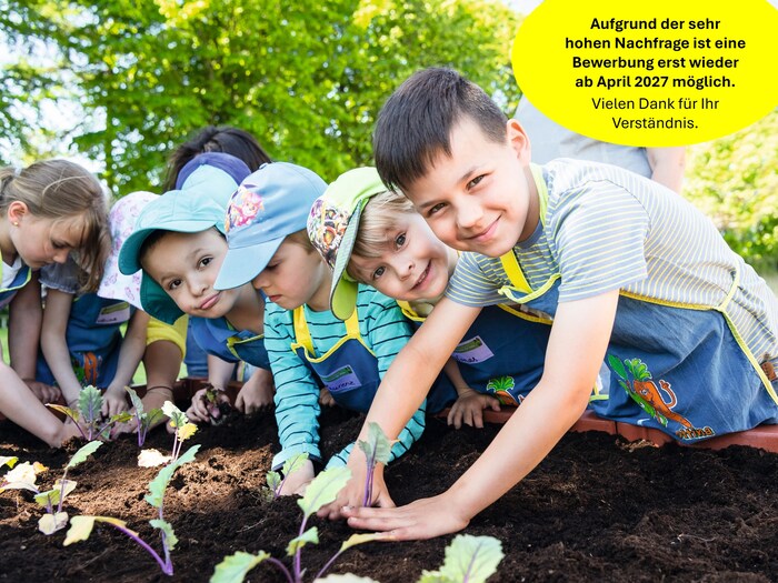 Kinder am Hochbeet bei