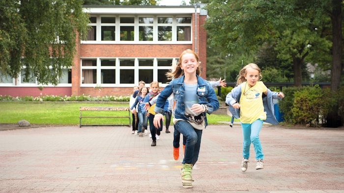 Grundschulkinder spielen im Rahmen des Projekts 