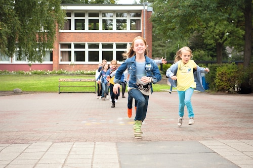 Grundschulkinder spielen im Rahmen des Projekts 
