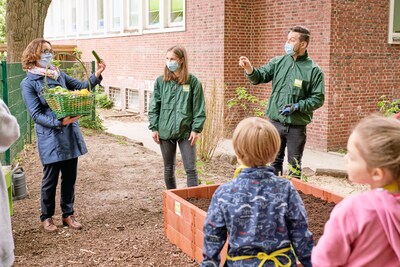 Die Kinder lernen beim Projekt der EDEKA Stiftung mit viel Spaß, dass Gemüse und Salat nicht aus dem Supermarktregal kommen.