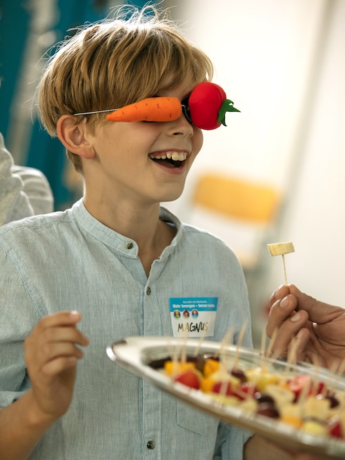 Ein Schüler ist bereit beim Sinnesparcour von 