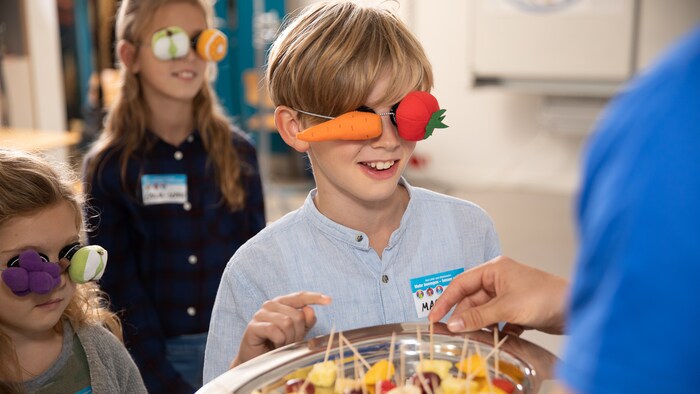 Kinder stehen mit verbundenen Augen für den Sinnensparcour am Projekttag 