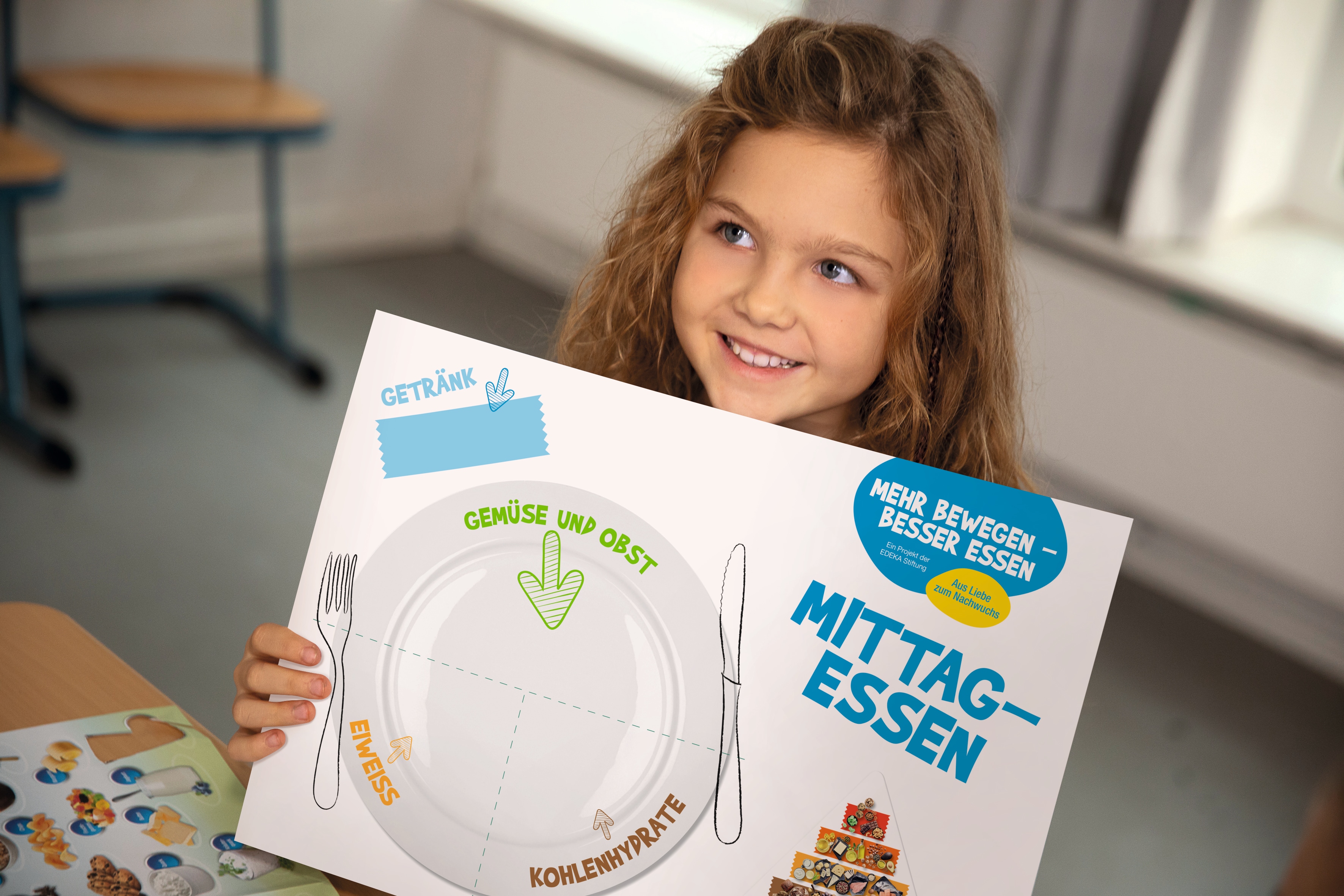 Eine Schülerin hält den Arbeitsbogen "Mixteller" hoch beim Projekttag "Mehr bewegen - besser essen" der EDEKA Stiftung.