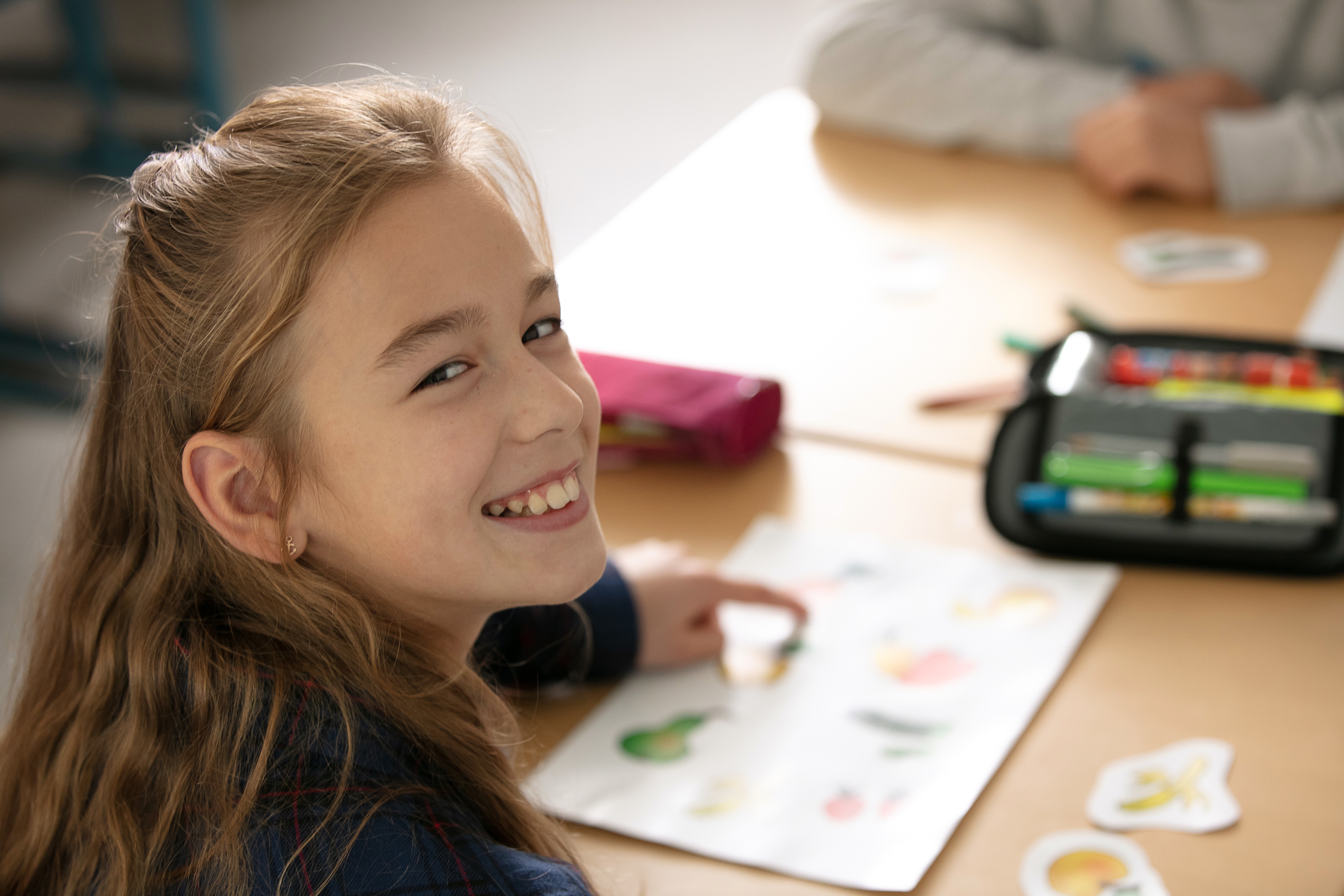 Eine Schülerin beschäftigt sich mit der Bastelarbeit "Mixteller" am Projekttag "Mehr bewegen – besser essen".
