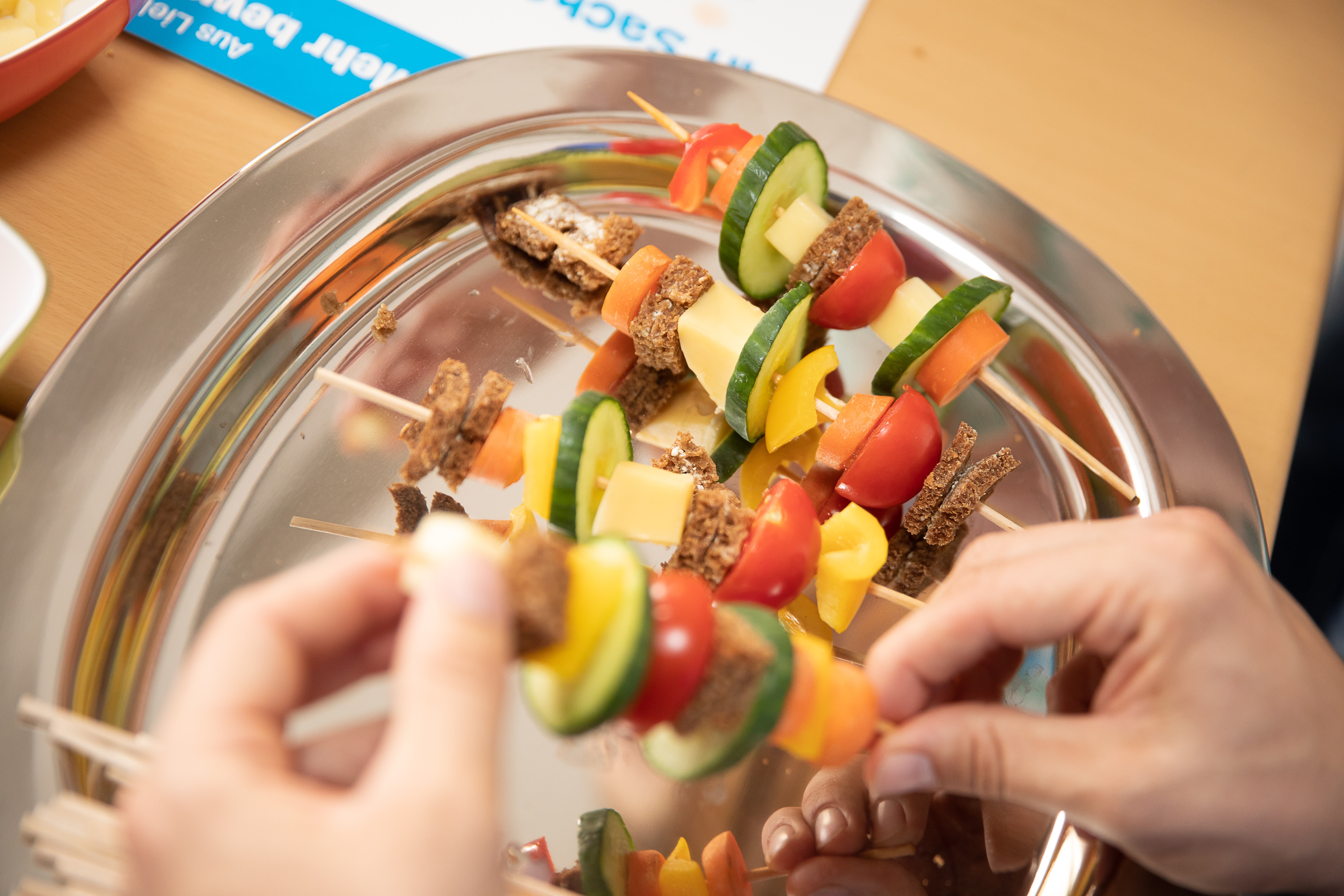Das Frühstück am Projekttag "Mehr bewegen - besser essen" der EDEKA Stiftung wird aufgespießt: Piratenspieße für die Kinder.
